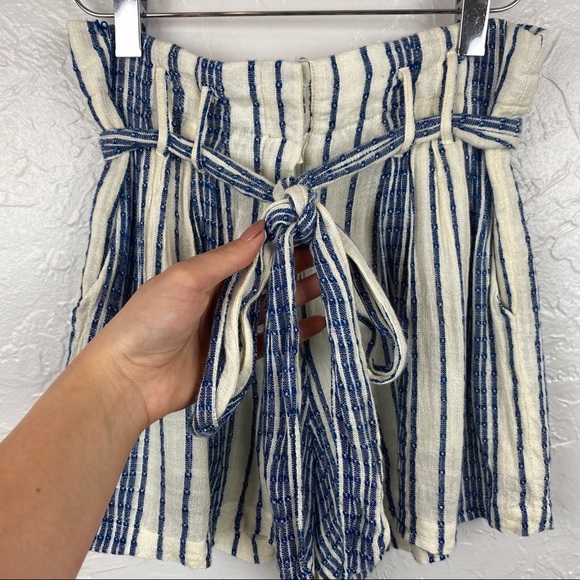 Lulu’s laguna blue and ivory striped highwaist belted shorts XS - Picture 5 of 10